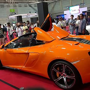 (4K)スーパーカーエンジン音・アストンマーチンVSマクラーレン - メガスーパーカーモーターショー2018