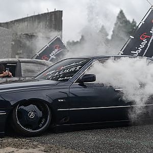 MORATORIUM BURNOUTS BUTTLE TOYOTA 17 MAJESTA vs NISSAN Y33 CIMA - 低床モラトリアム 2025 バーンナウト スモークキング